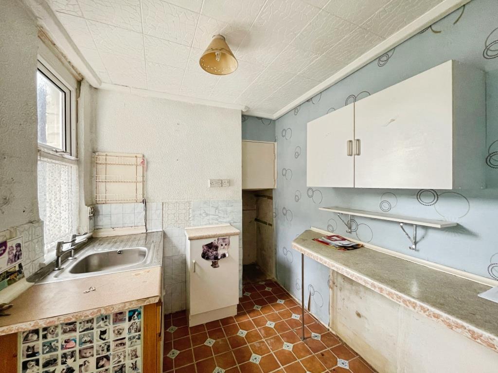 Lot: 80 - MID-TERRACE HOUSE FOR REFURBISHMENT - Kitchen